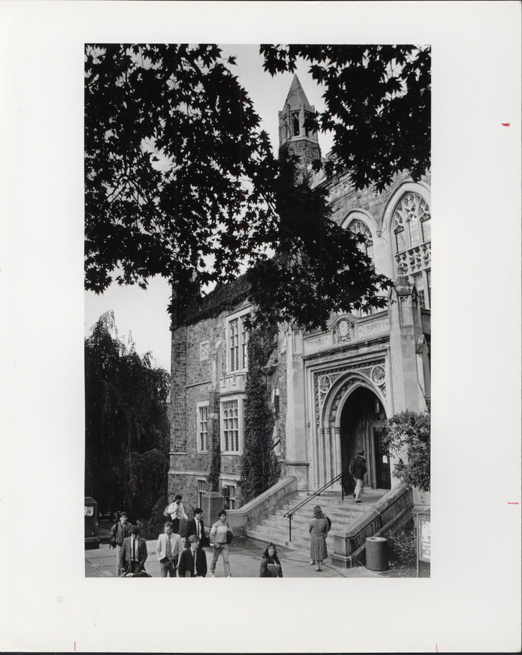 Students outside of Linderman Library | Lehigh Preserve
